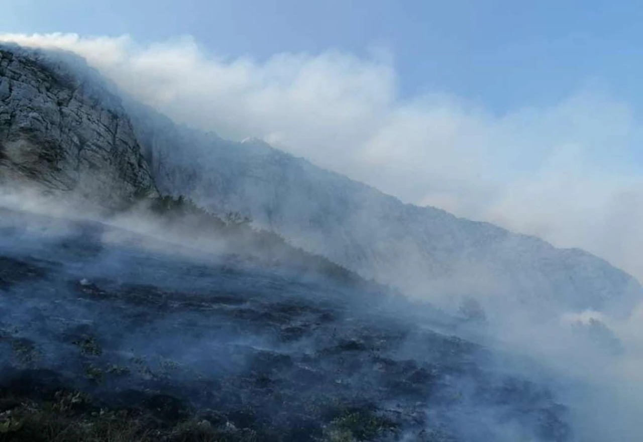 Deponija na Krupačkim stijenama: Radnici zatrpavaju požarište zemljom