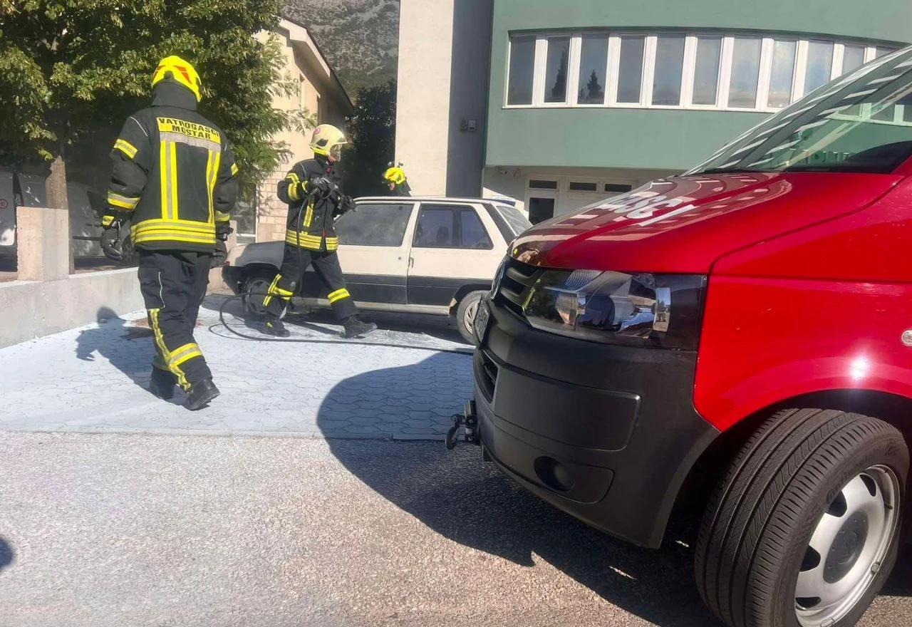 U Rodoču izgorio automobil