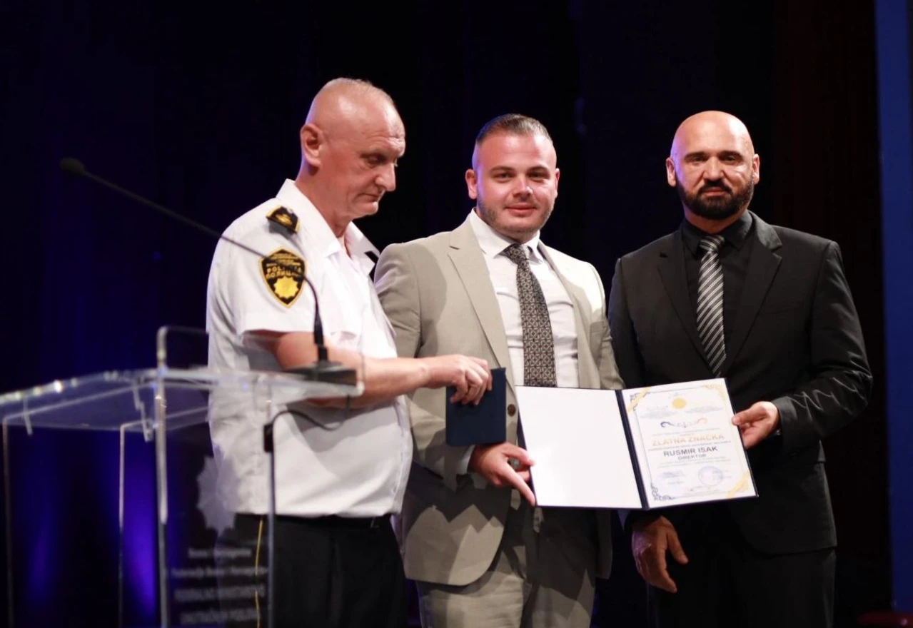 Ramo Isak uručio sinu zlatnu značku: Priznanje da predan rad ne prolazi nezapaženo