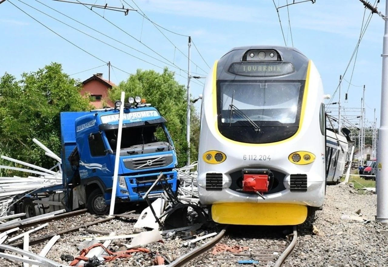 U naletu vlaka poginuo vozač kamiona, strojovođa teško ozlijeđen
