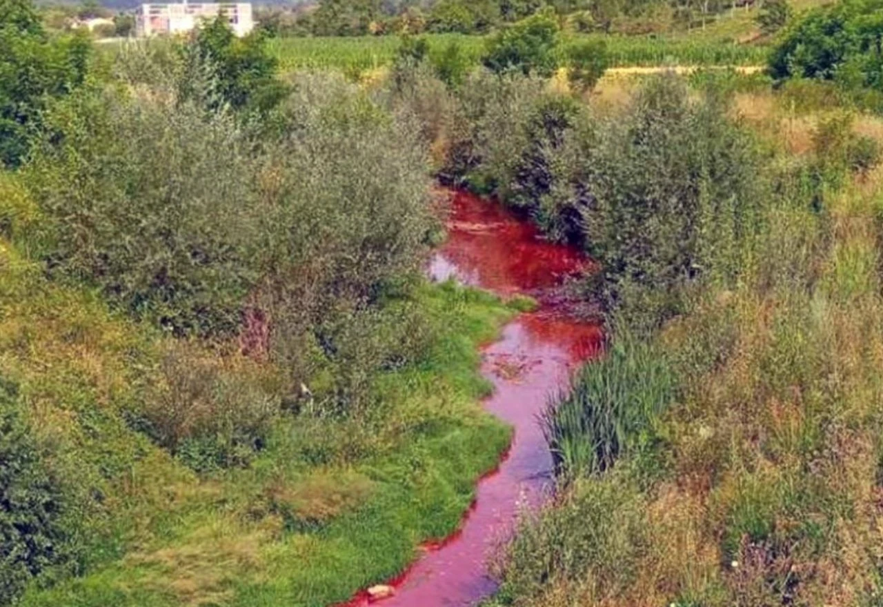 Crveni mulj iz tvornice ''Nova Alumina'' dospio u rijeku Sapnu