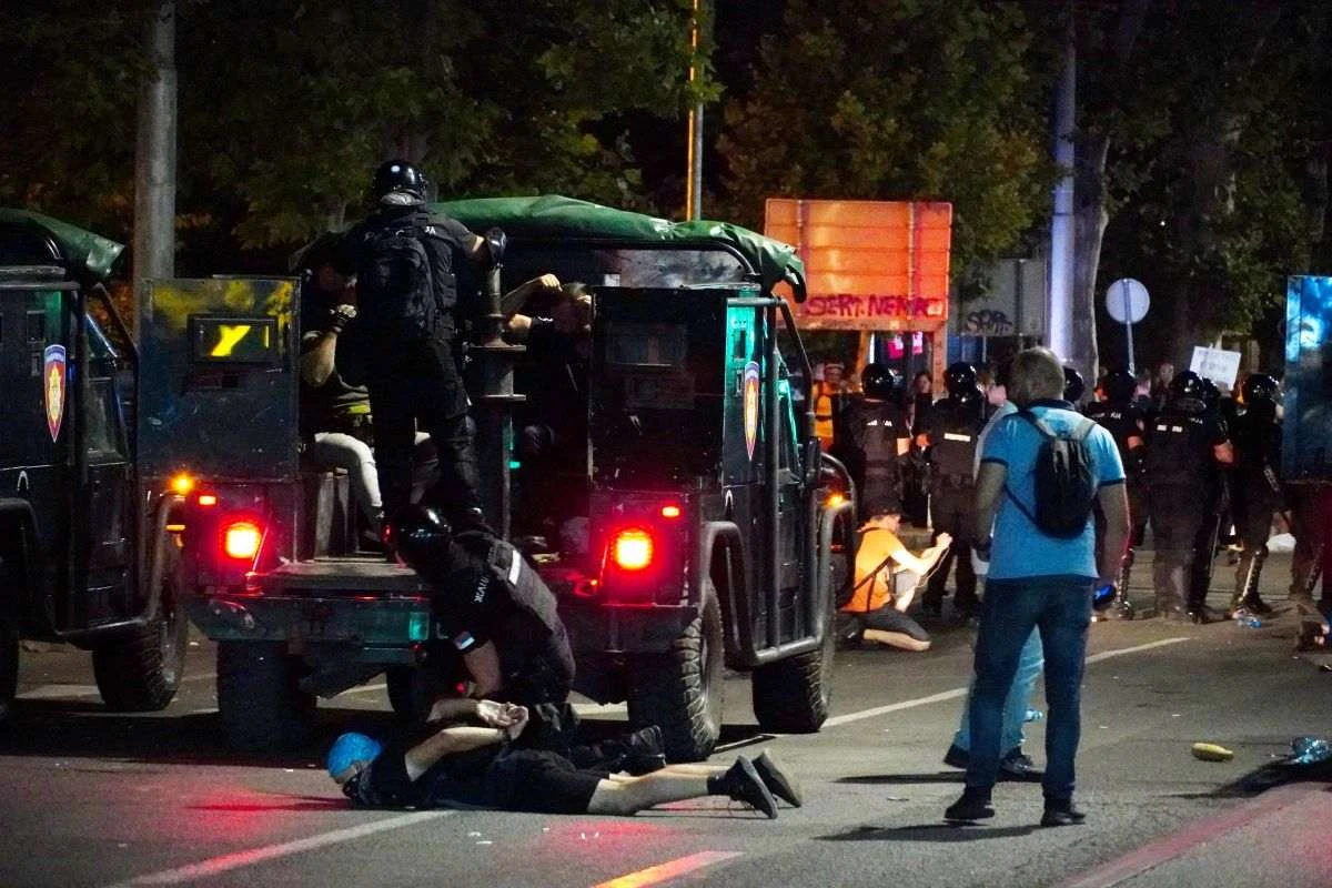 Vučić nema politički odgovor pa odgovara policijom
