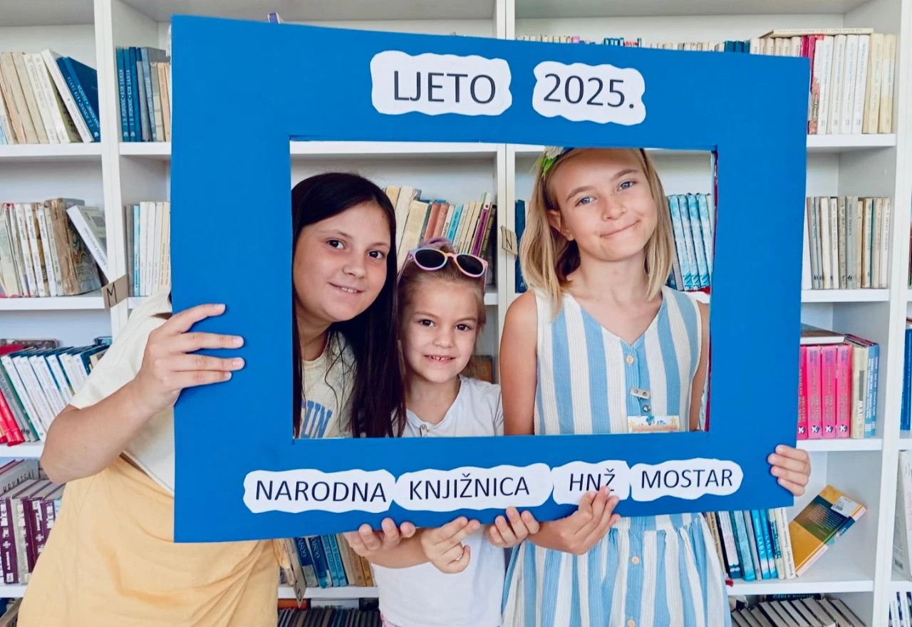 Ljeto u Narodnoj knjižnici Mostar: Besplatne radionice i ''Knjige na sunce'' za sve uzraste!