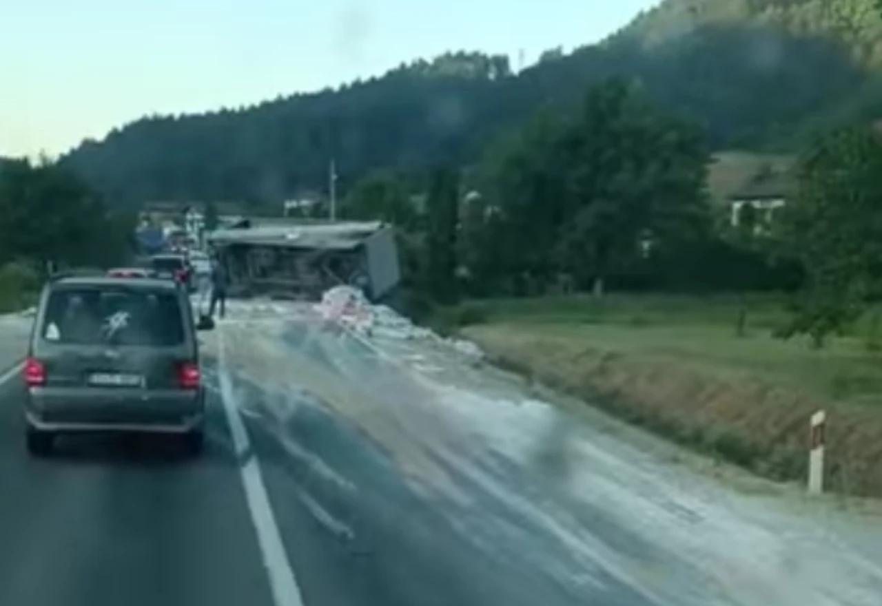 VIDEO | Prevrnuo se kamion pun brašna na magistralnoj cesti Maglaj–Doboj