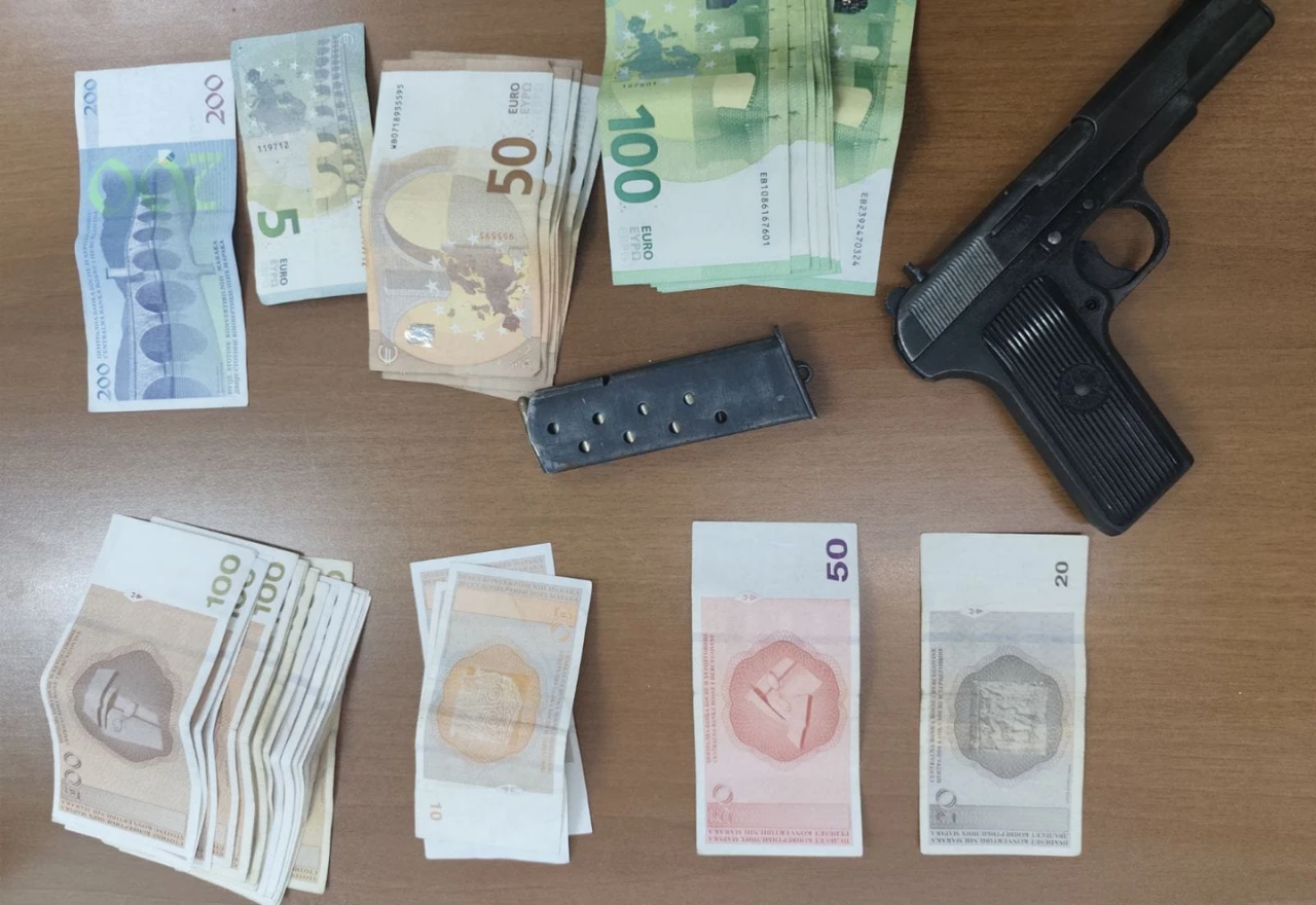 Uhićen muškarac iz Sarajeva: Oduzeta velika količina droge, oružja i novca