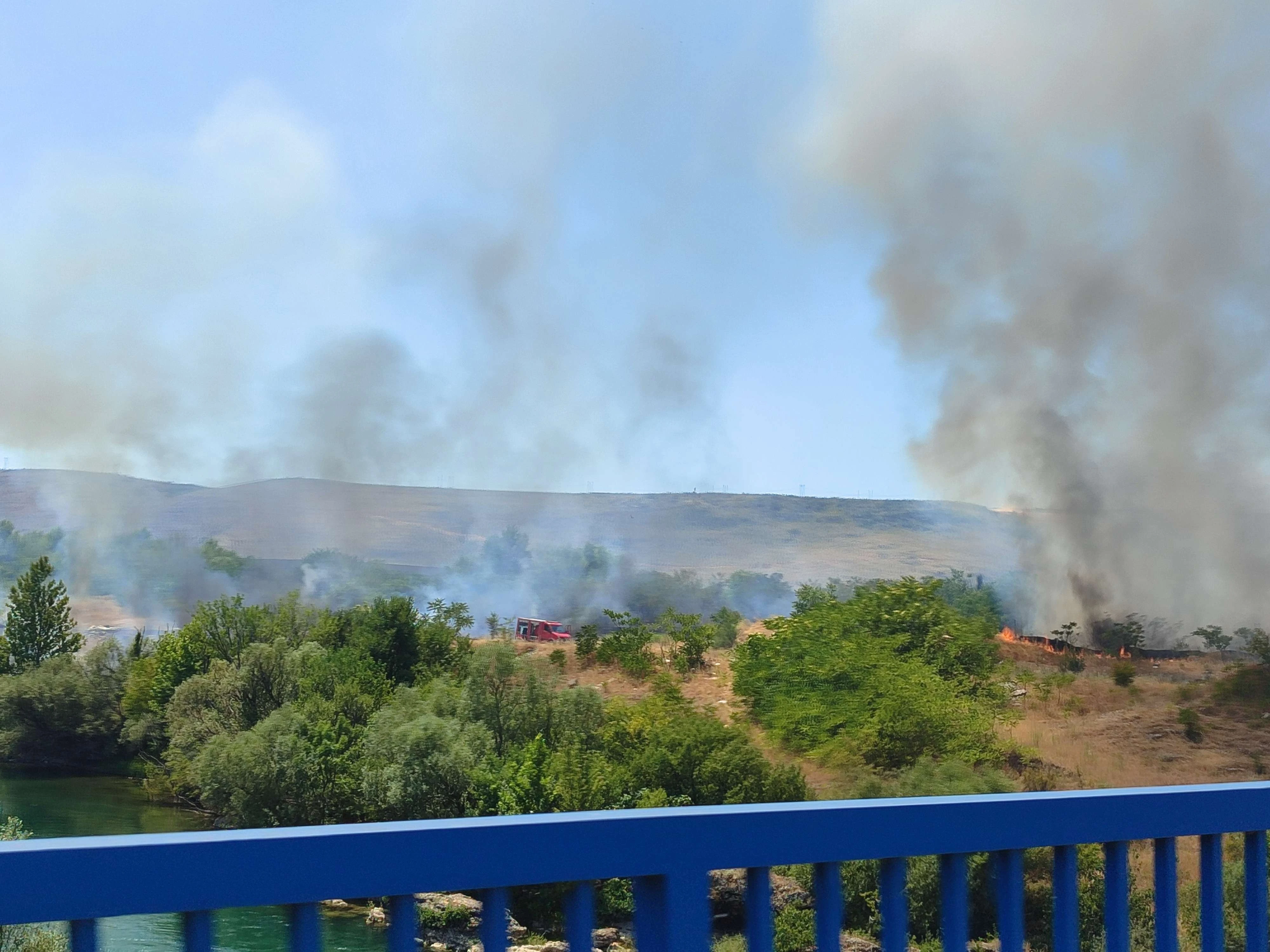 Vatrogasci na terenu: Gori s obje strane Avijatičarskog mosta