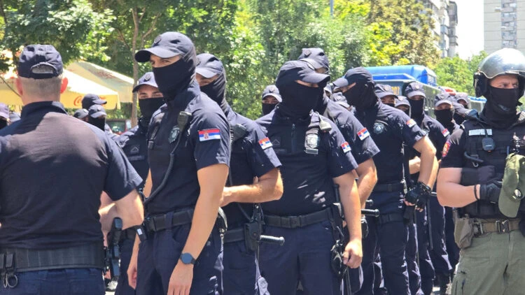 Jesu li maskirane osobe koje provode represiju nad građanima u Srbiji policajci?