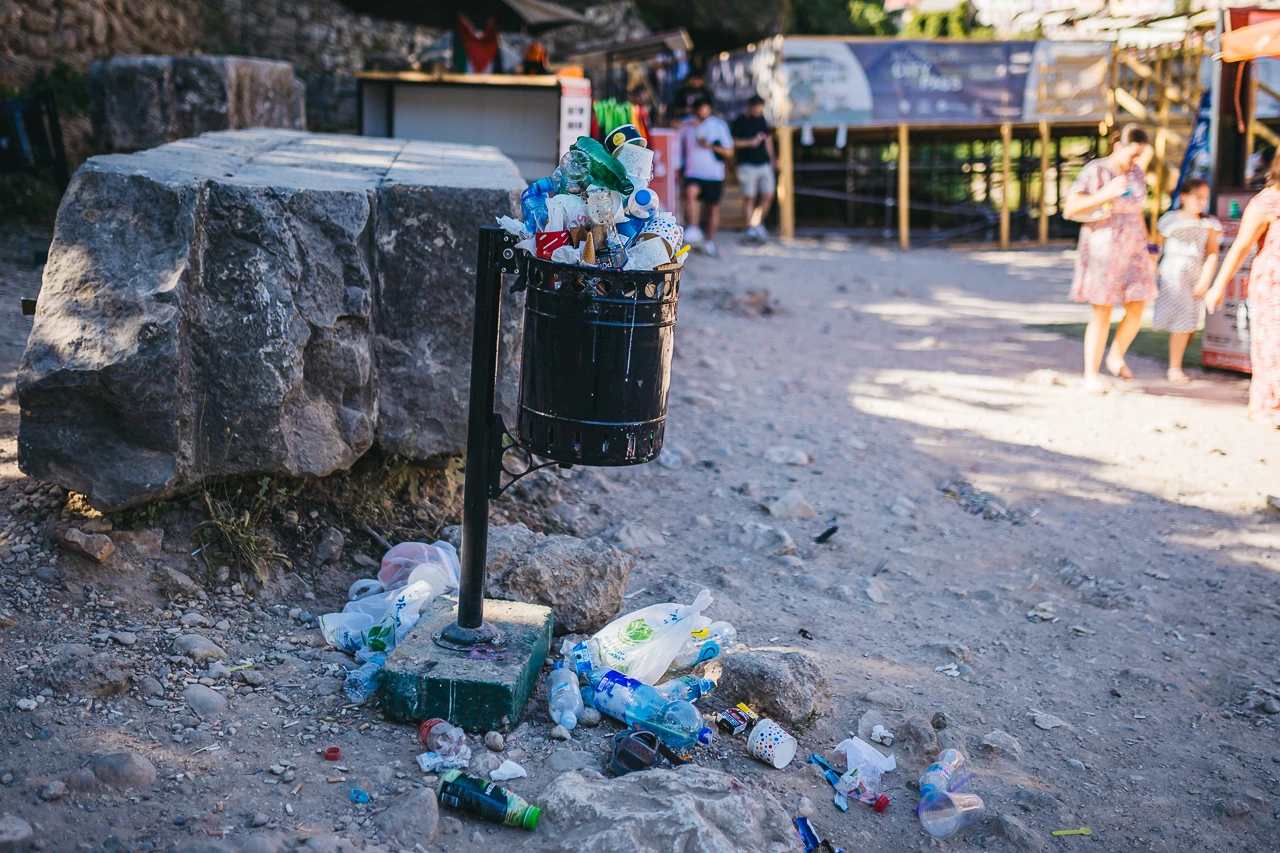 Smeće dočekuje turiste ispod Starog mosta