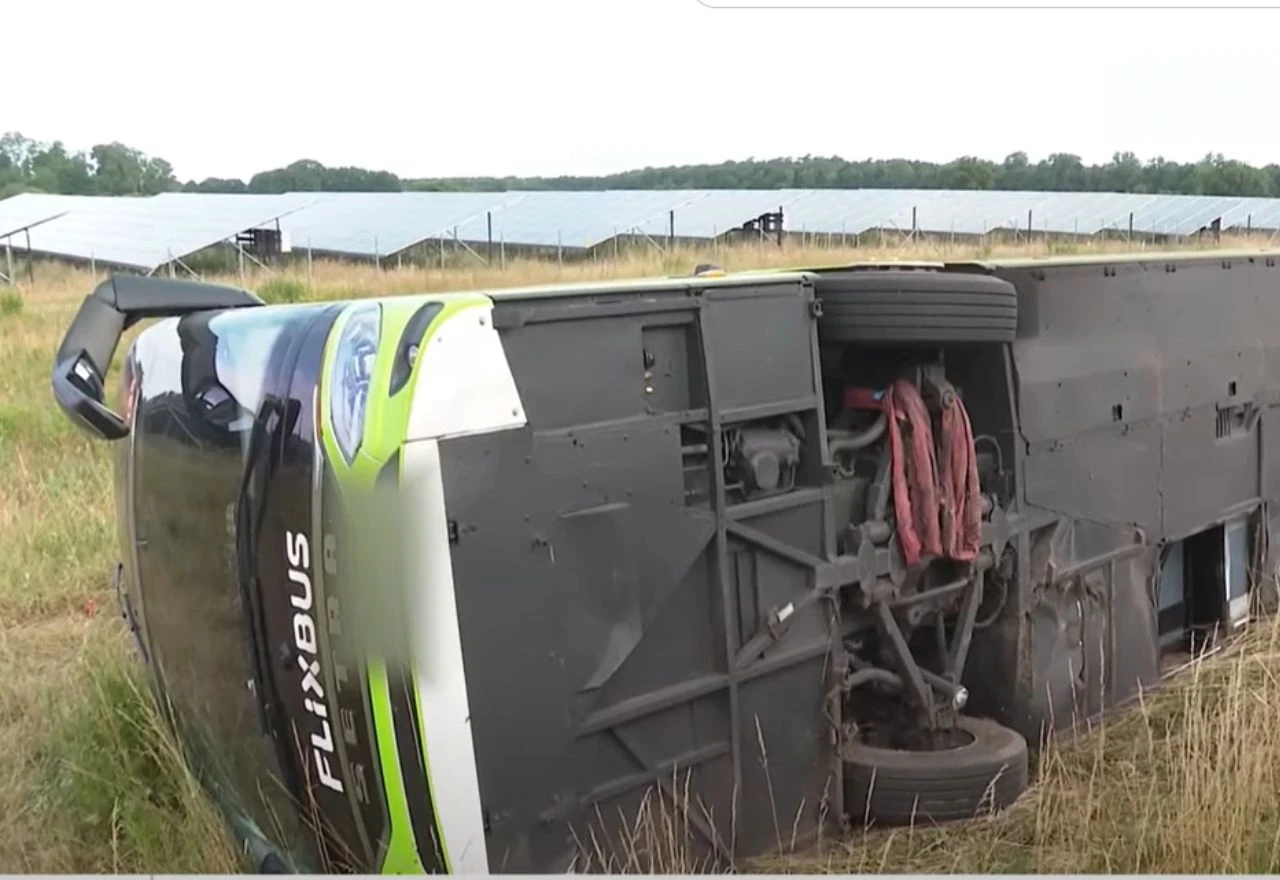 Flixbus se prevrnuo sa ceste s 55 putnika