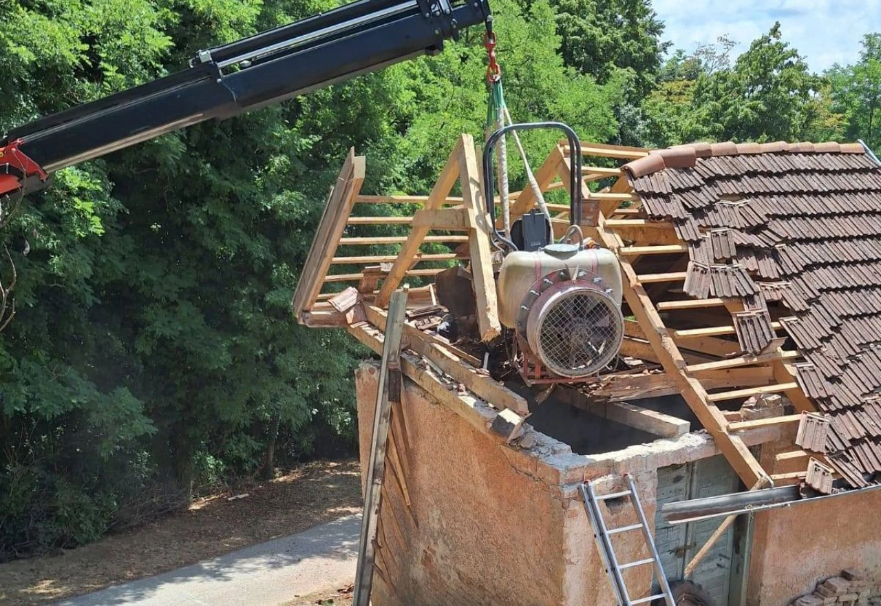 Vatrogasci s krova kuće uklanjali traktor