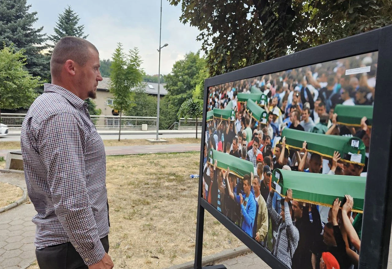 Izložba fotografija Dade Ruvića o genocidu u Srebrenici postavljena u Kaknju