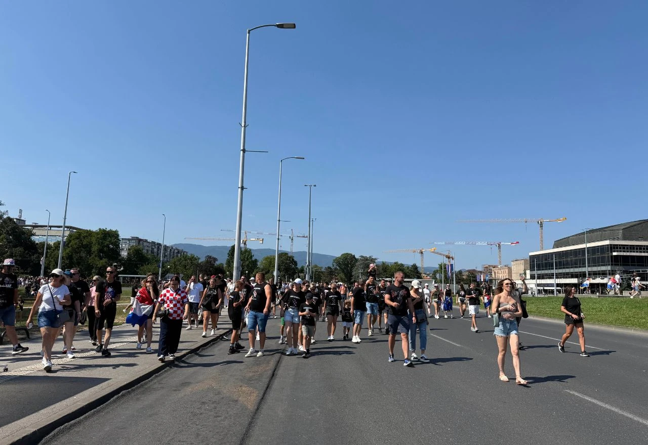 Rijeka ljudi stiže na Thompsonov koncert na Hipodromu