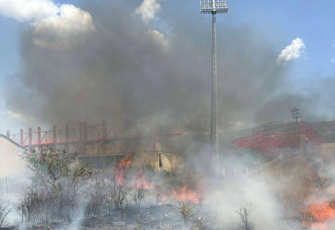 FOTO | Stadion Rođeni umalo zahvatio požar