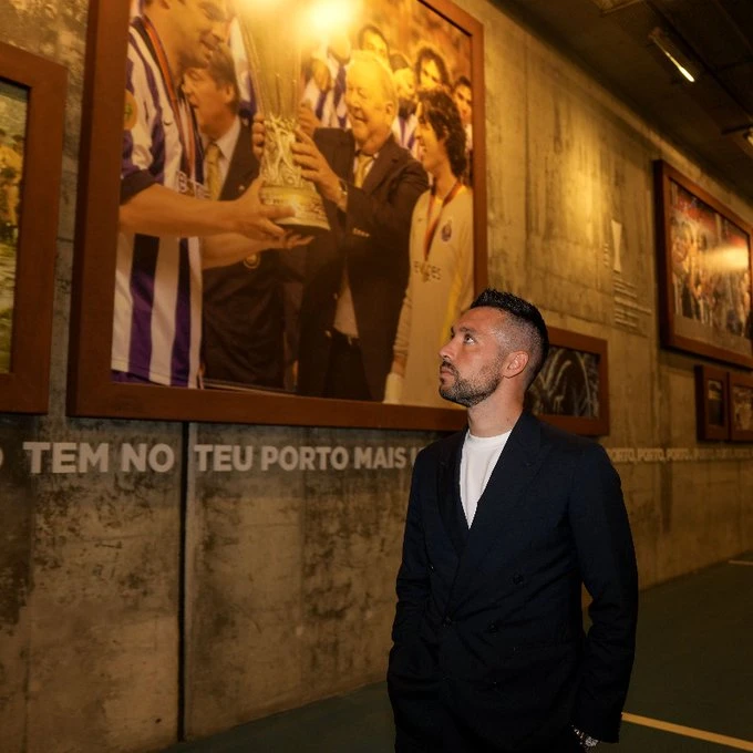 Nakon što je šokantno ispustio naslov s Ajaxom, sada preuzima Porto