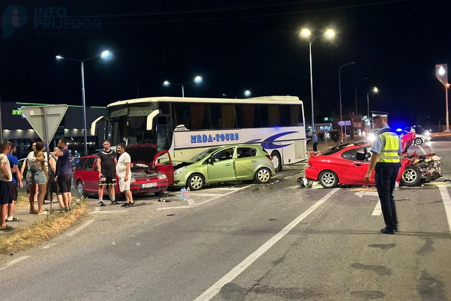 Prijedor: Šest osoba ozlijeđeno u sudaru autobusa i tri osobna vozila