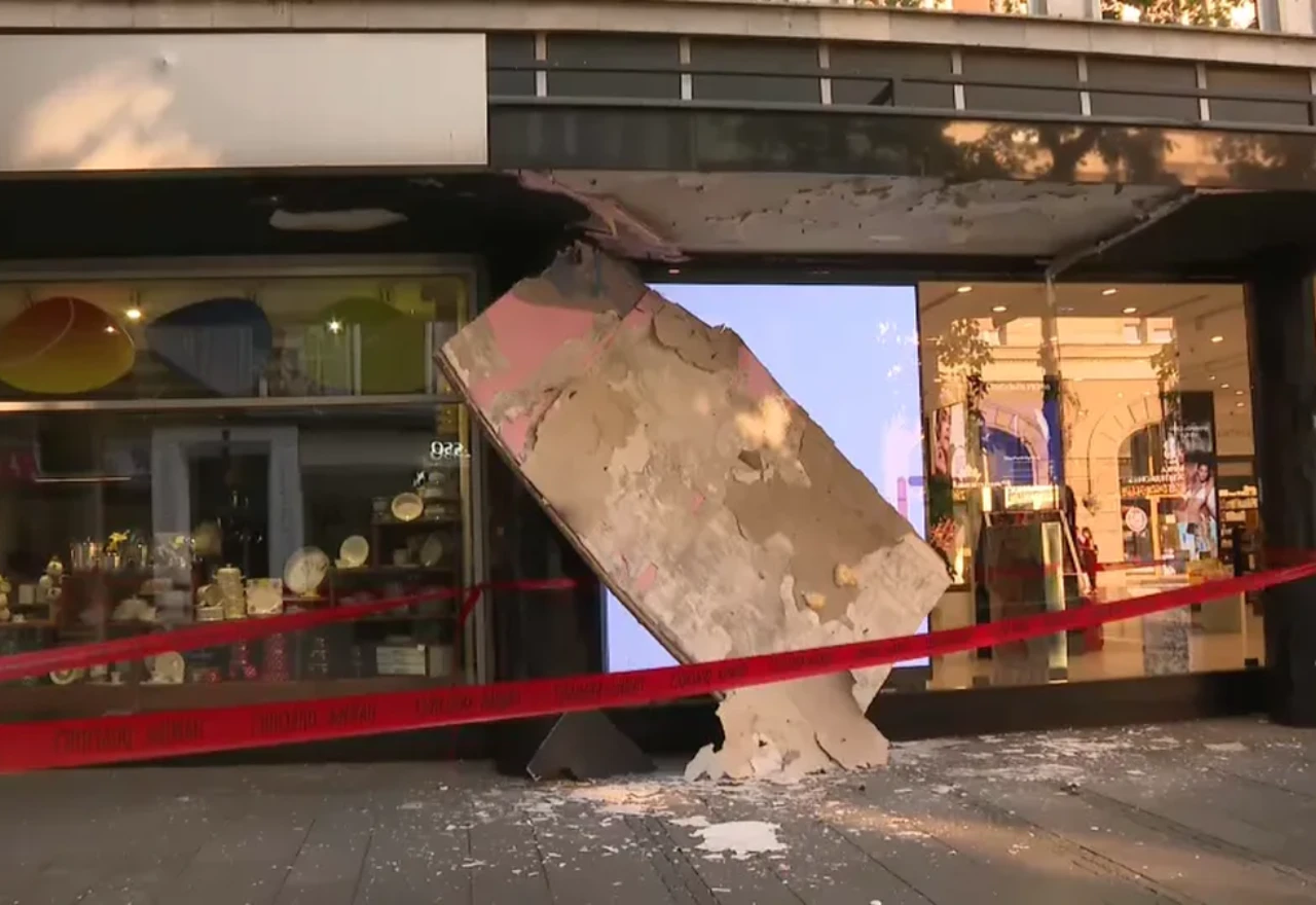Srušio se plafon nadstrešnice u centru Beograda