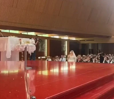 VIDEO | Mostar: Mladenka ganula goste izvedbom ''Hvalospjeva ljubavi'' na svom vjenčanju