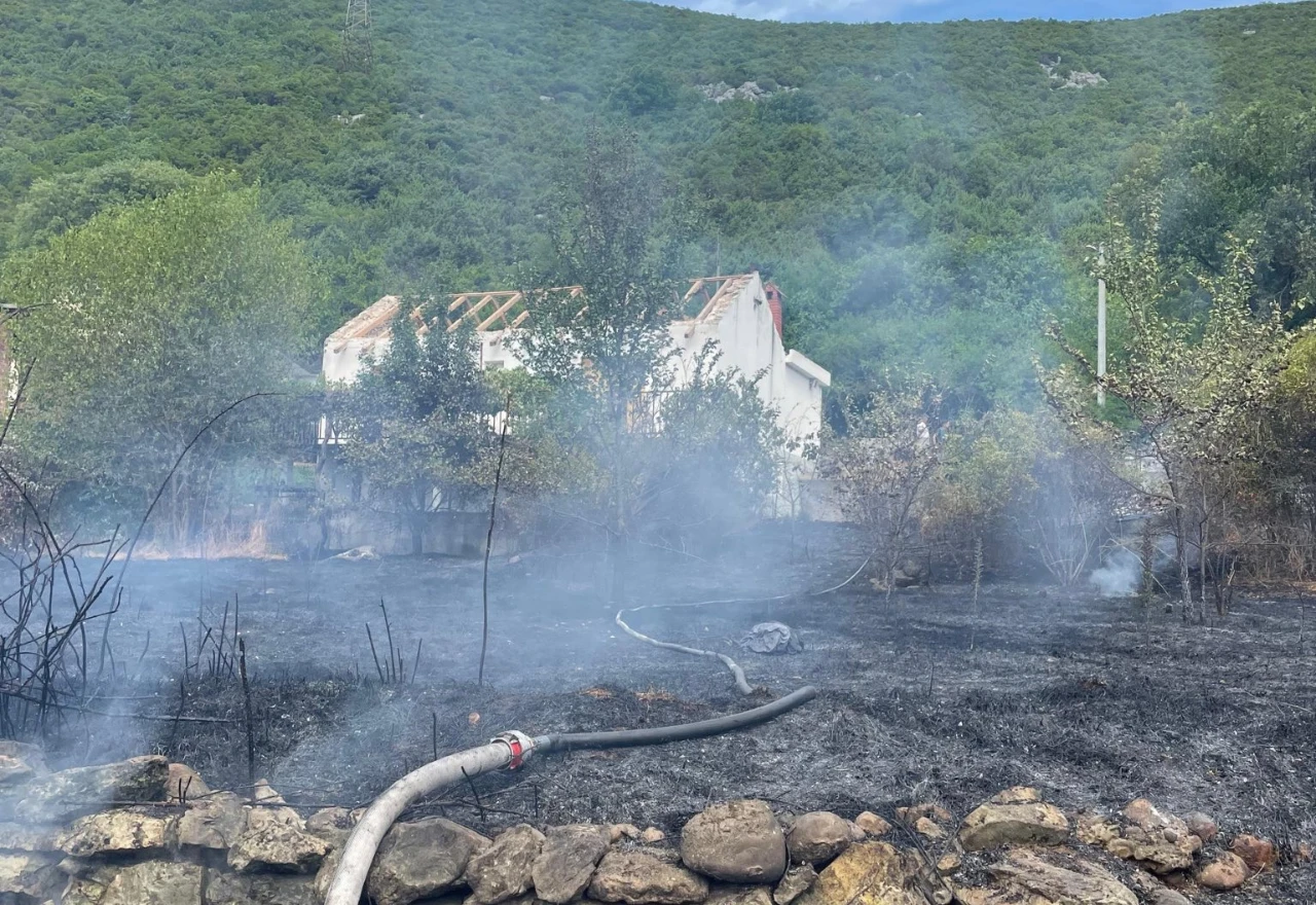 FOTO | Mostar: Požar u naselju Vojno