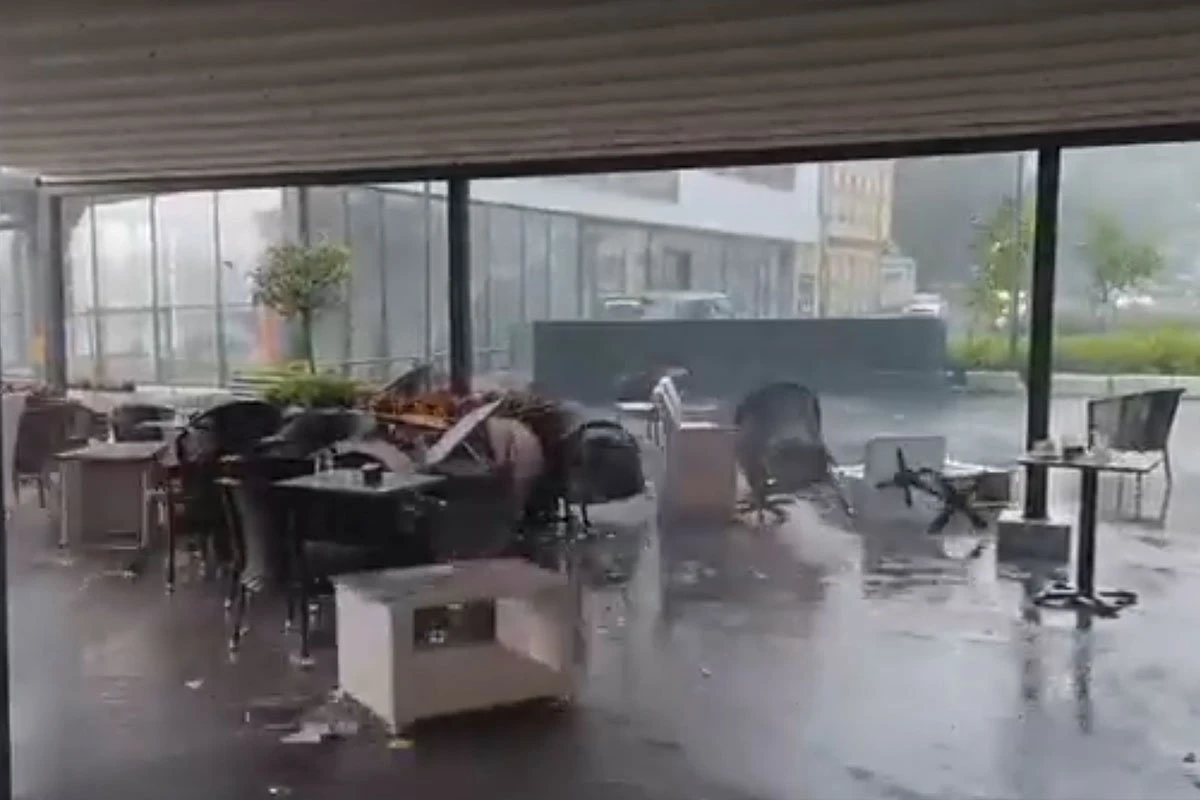 VIDEO | Nevrijeme pogodilo Bihać, vjetar nosio stolove i stolice