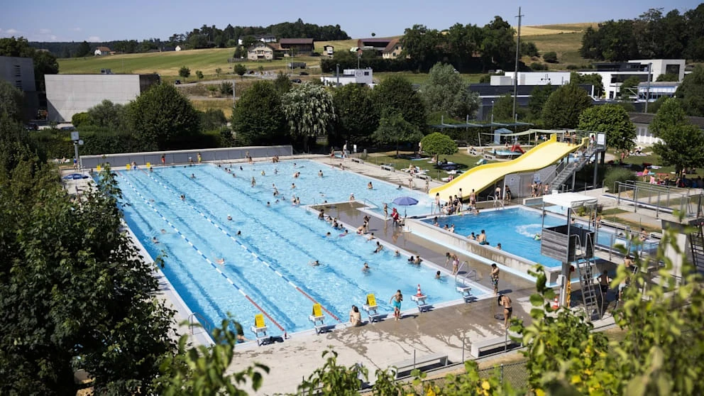 Strancima zabranjen pristup bazenu: Uznemiravanje mladih žena i nasilno ponašanje