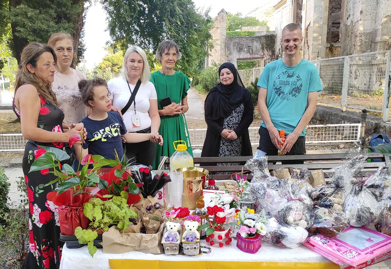 FOTO | Udruženje ''Svjetlost'' organiziralo bazar s rukotvorinama djece s teškoćama u razvoju