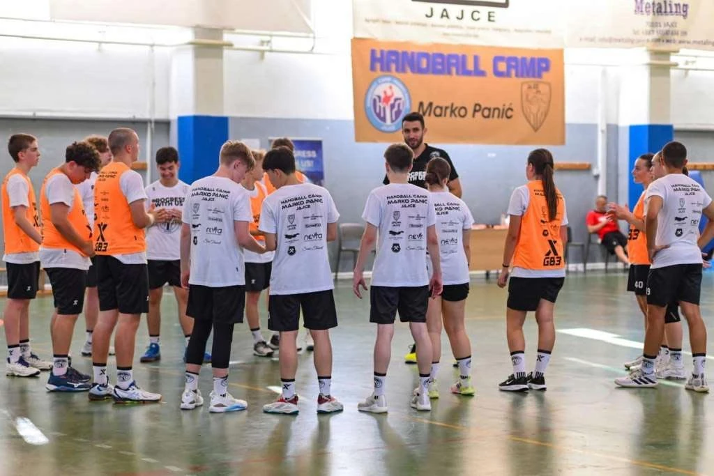 Mladi rukometaši iz cijelog svijeta treniraju uz Marka Panića u Jajcu