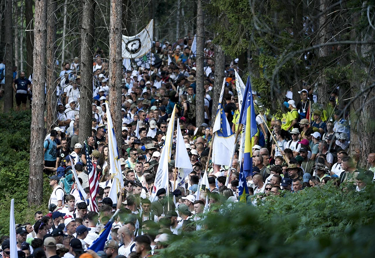 Tisuće ljudi odaju počast žrtvama genocida u Srebrenici