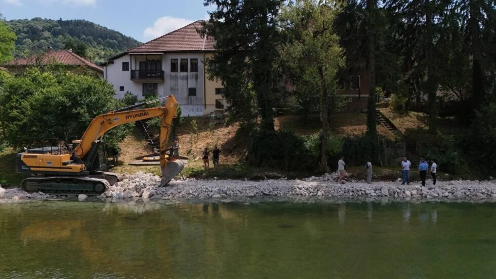 Šetnica koja krši zakon: Bager u koritu rijeke, Grad gradi bez dozvole