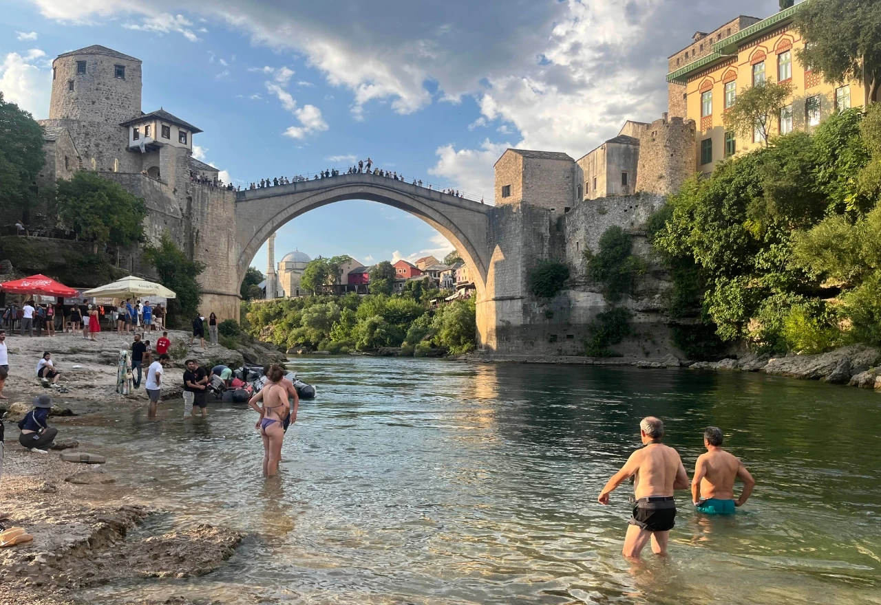 Kupanje u Neretvi ispod Starog mosta
