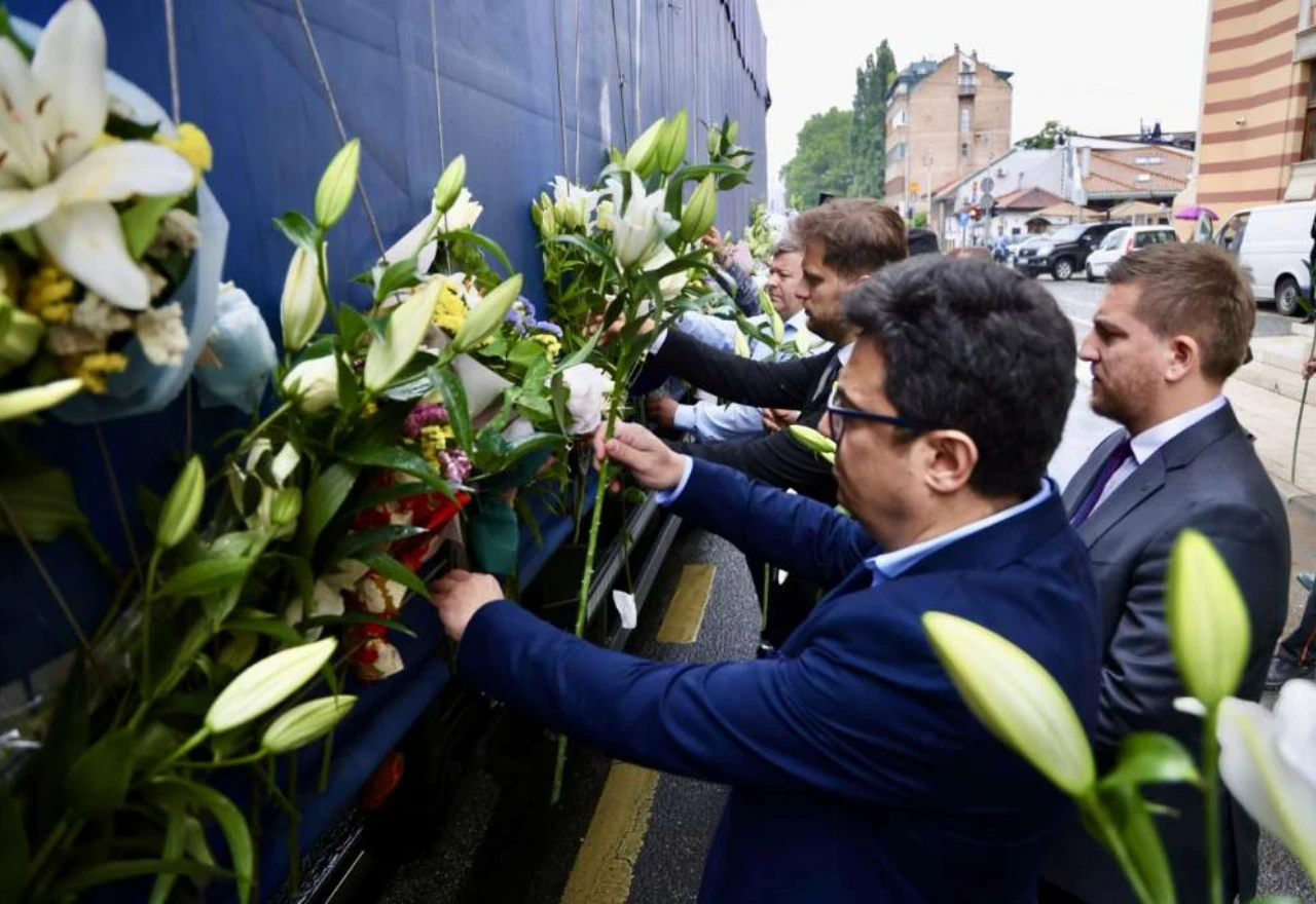 VIDEO | Iz Sarajeva ispraćena kolona s posmrtnim ostacima žrtava genocida u Srebrenici