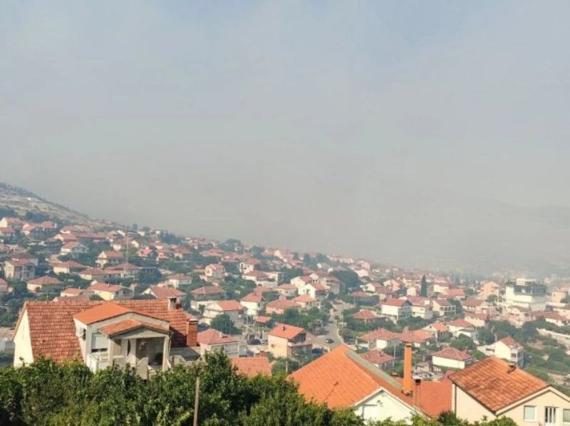 Rasplamsao se požar iznad Trebinja: Gust dim prekrio grad, vatra se spušta prema naselju