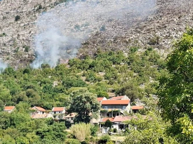 Požar na 150 metara od kuća u selu Žakovo kod Trebinja