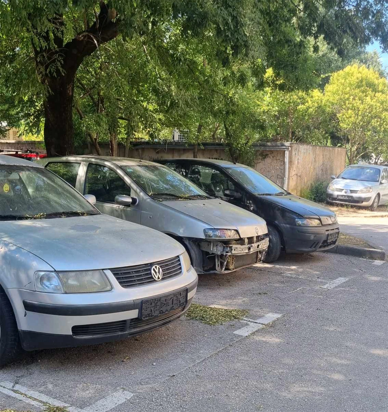 Stanari Avenije: "Plaćamo parking, a nemamo gdje stati zbog olupina!"