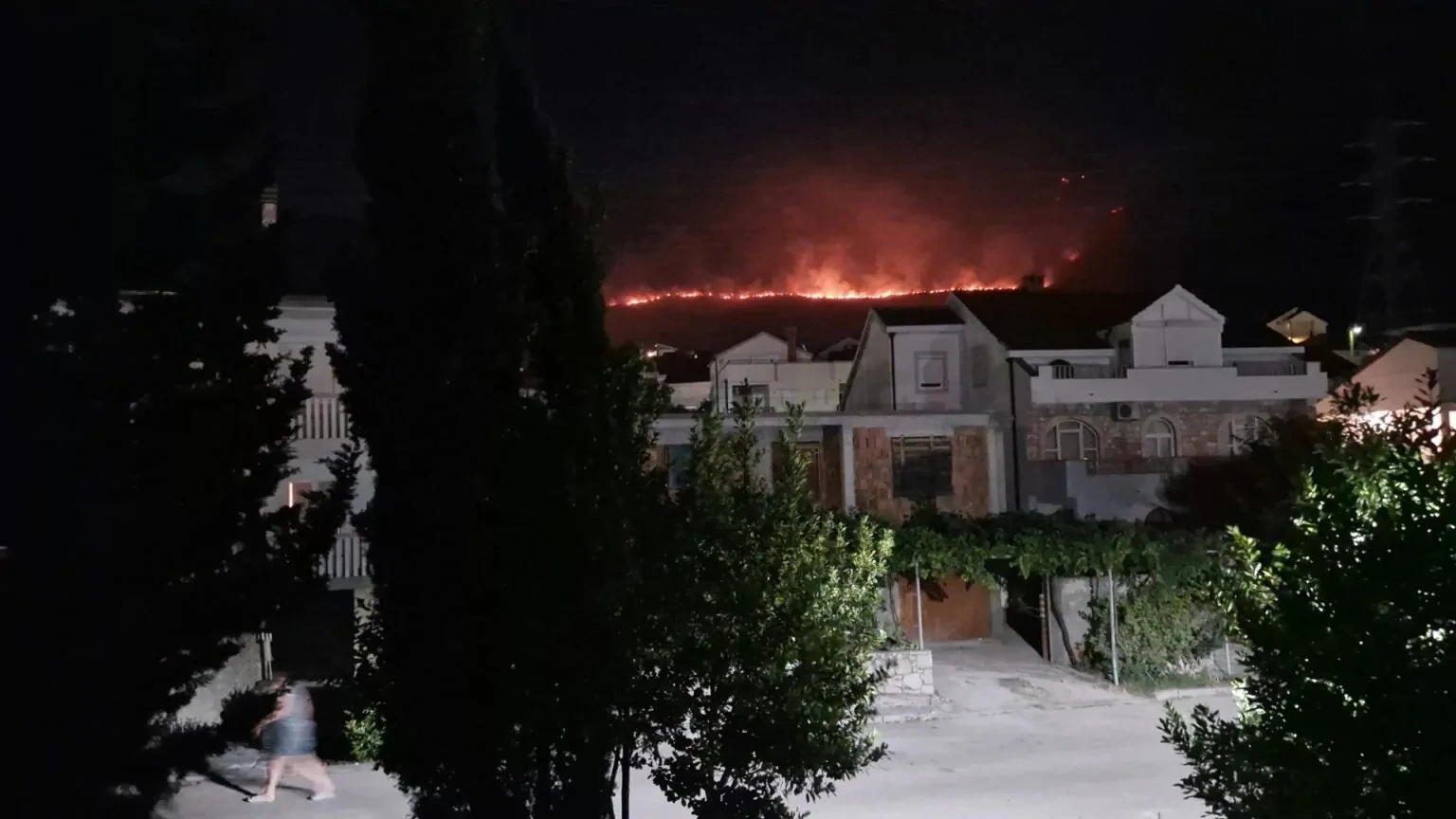 Dva helikoptera gase požare kod Trebinja