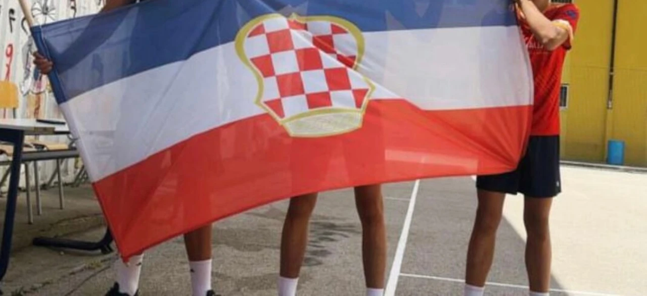 Djeca sa okrenutom zastavom Herceg-Bosne u Stocu izazvala reakcije