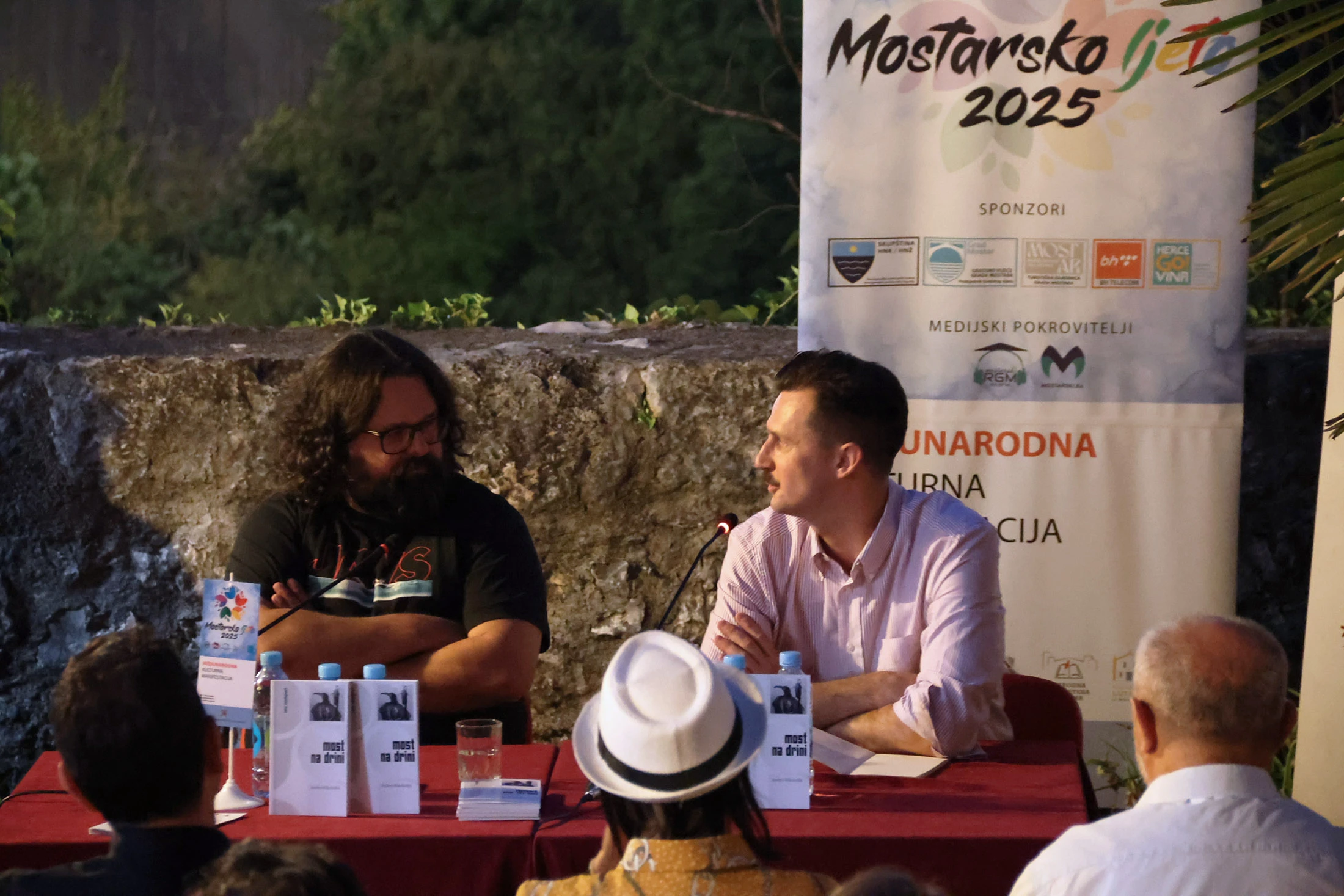 Izložba o Vejsilu Čurčiću i promocija knjige Andreja Nikolaidisa obilježili kulturnu večer u sklopu manifestacije Mostarsko ljeto 2025.