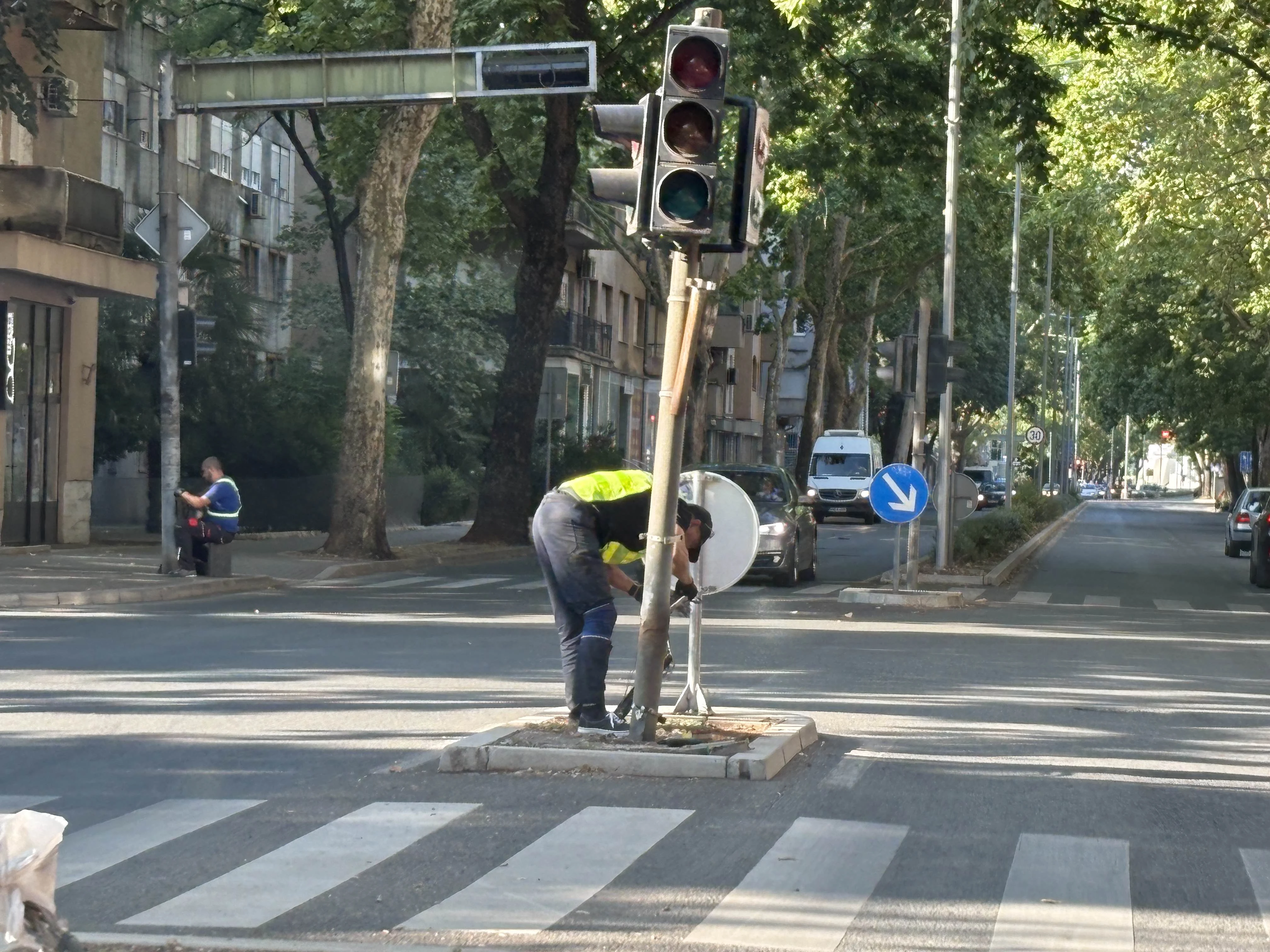 Nakon više prometnih nesreća, napokon se popravlja semafor kod Građevinske škole