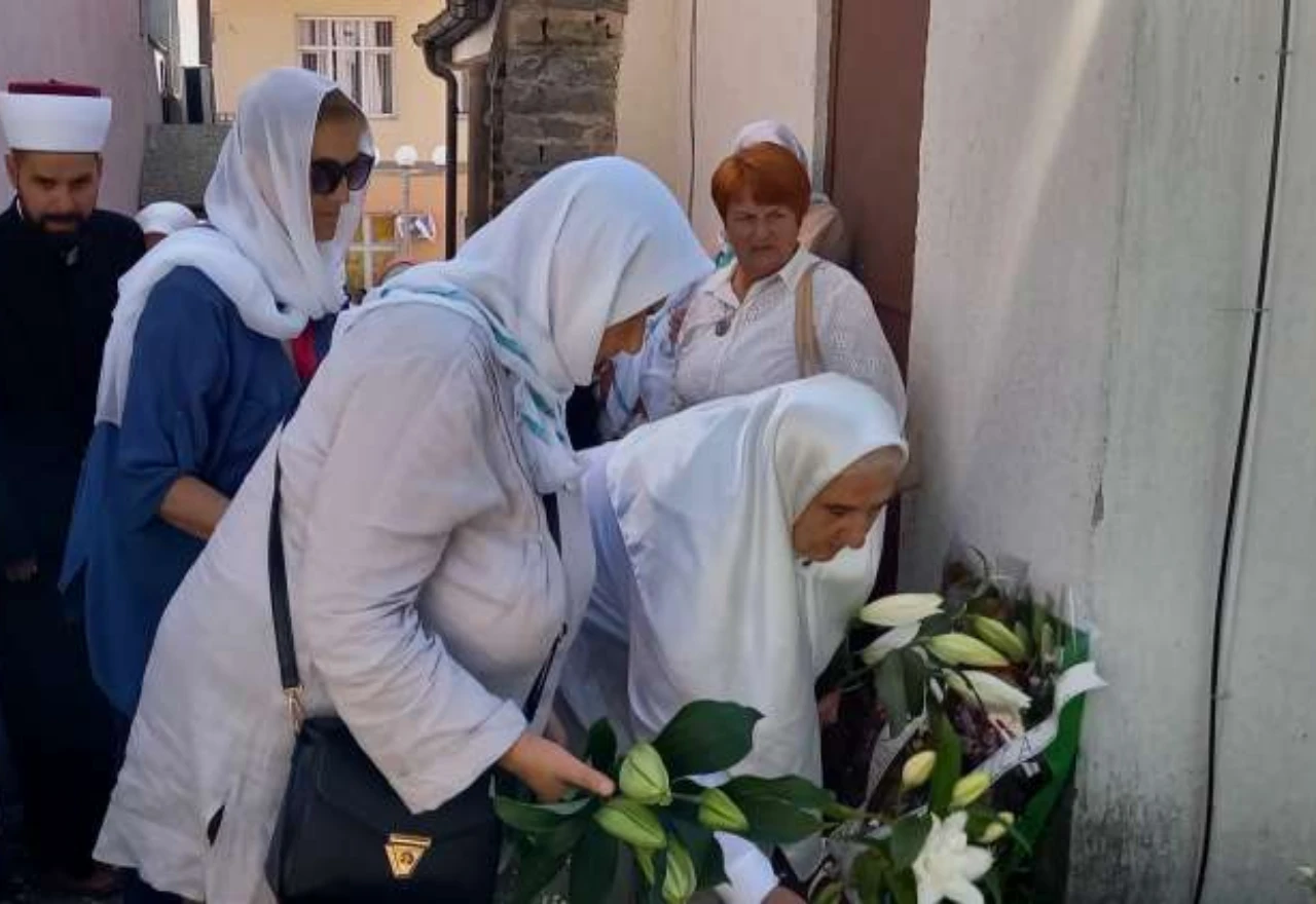 FOTO | Majke Srebrenice i preživjele žrtve genocida obilaze mjesta masovnih stratišta
