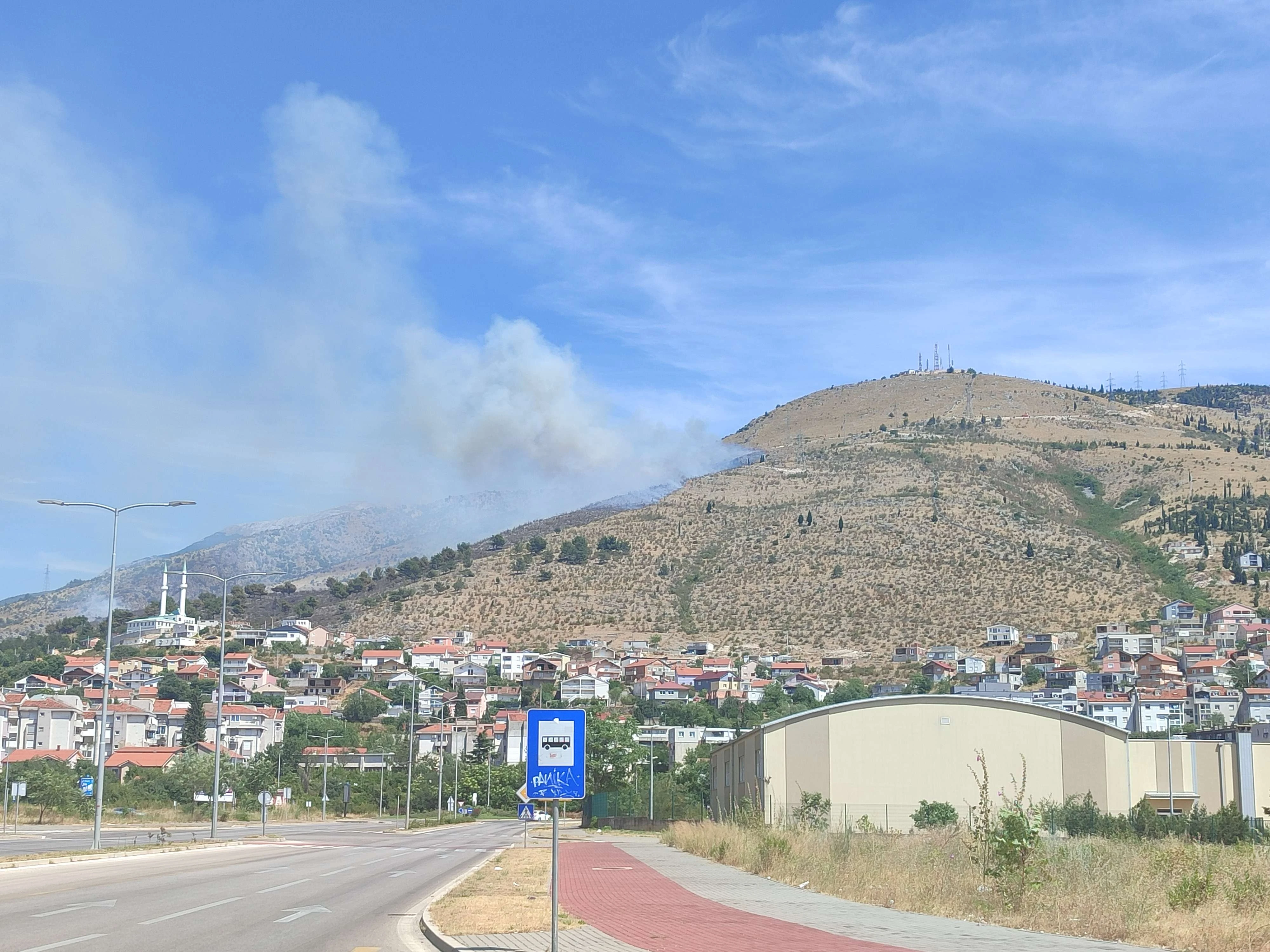 FOTO | Požar izbio iznad džamije u Zaliku, vatrogasci na terenu