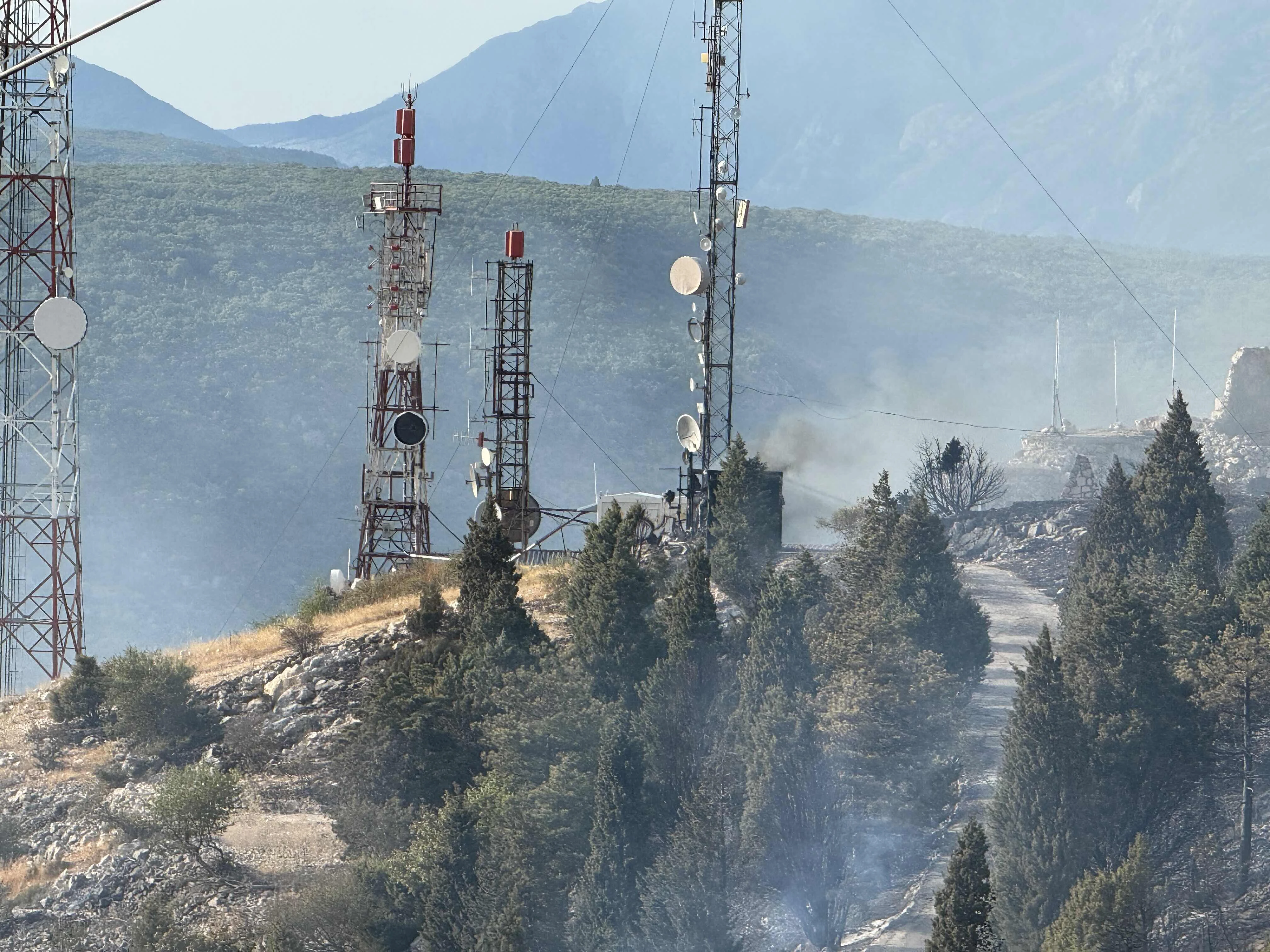 VIDEO | Vatrogasci brane repetitor BH Telecoma, požar i dalje prijeti