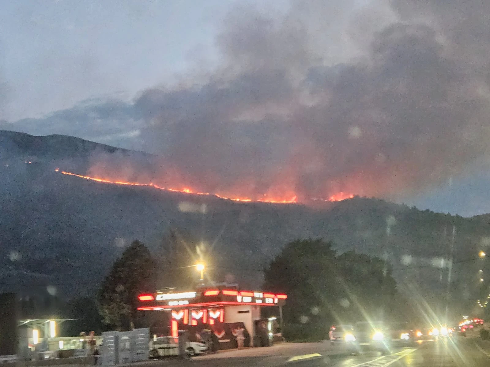 FOTO | Vatrena linija sve duža: Širi se prema Podveležju