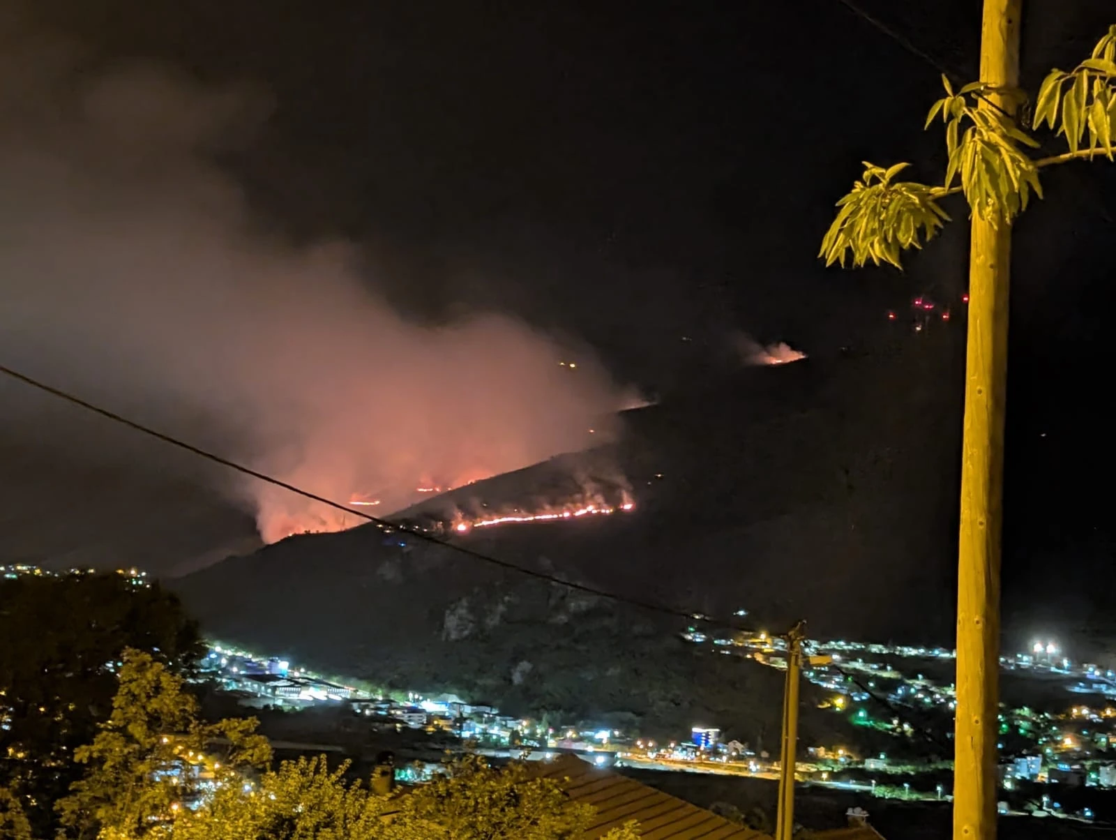 VIDEO | Vatra udaljena 200 metara od kuća, požar se nekontrolirano širi