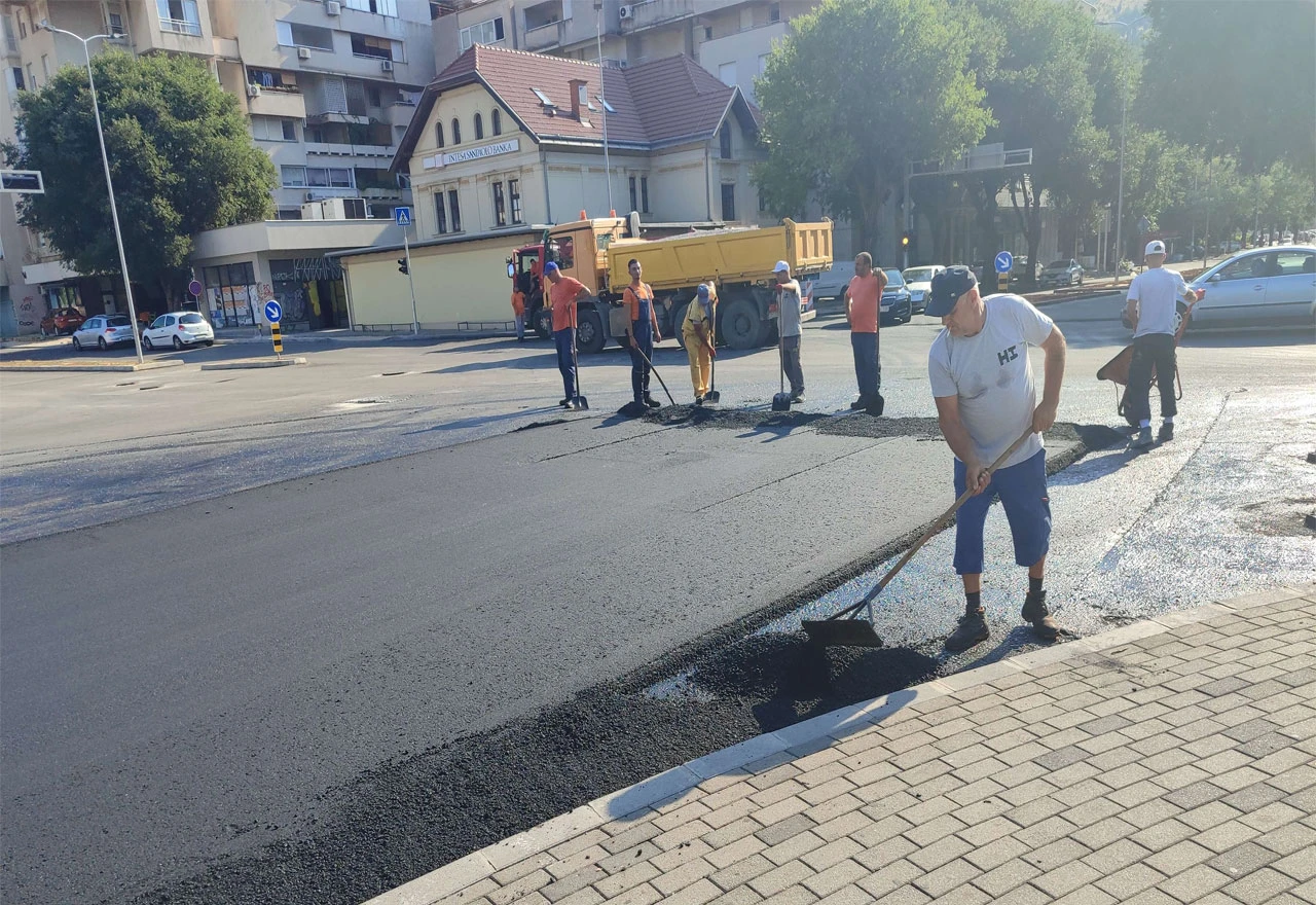 FOTO | Asfaltiranje između bivšeg hotela Ero i buduće sportske dvorane