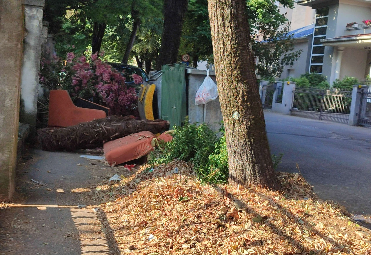 Dnevni boravak nasred nogostupa u Šantićevoj ulici