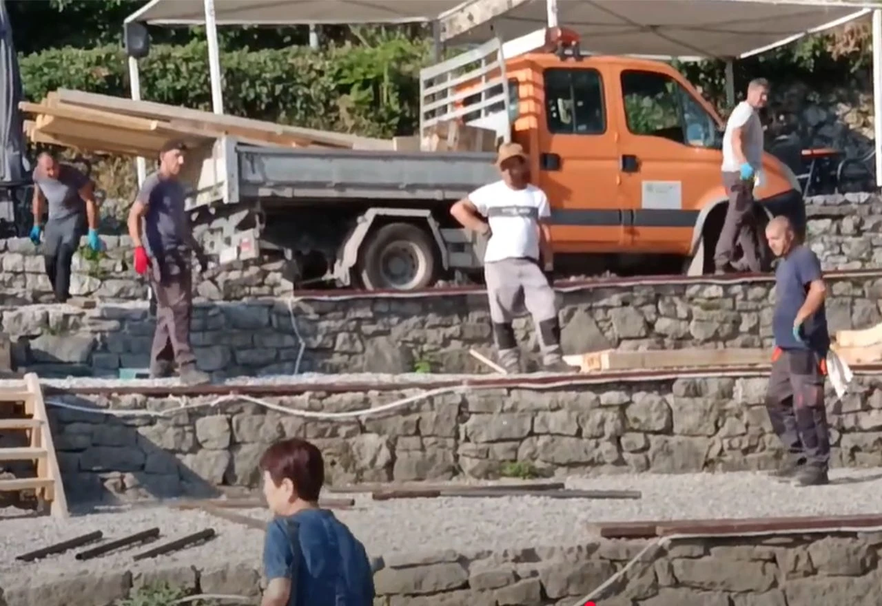 VIDEO | Vozilo Komunalnog sudjelovalo u sječi stabala ispod Starog mosta?!