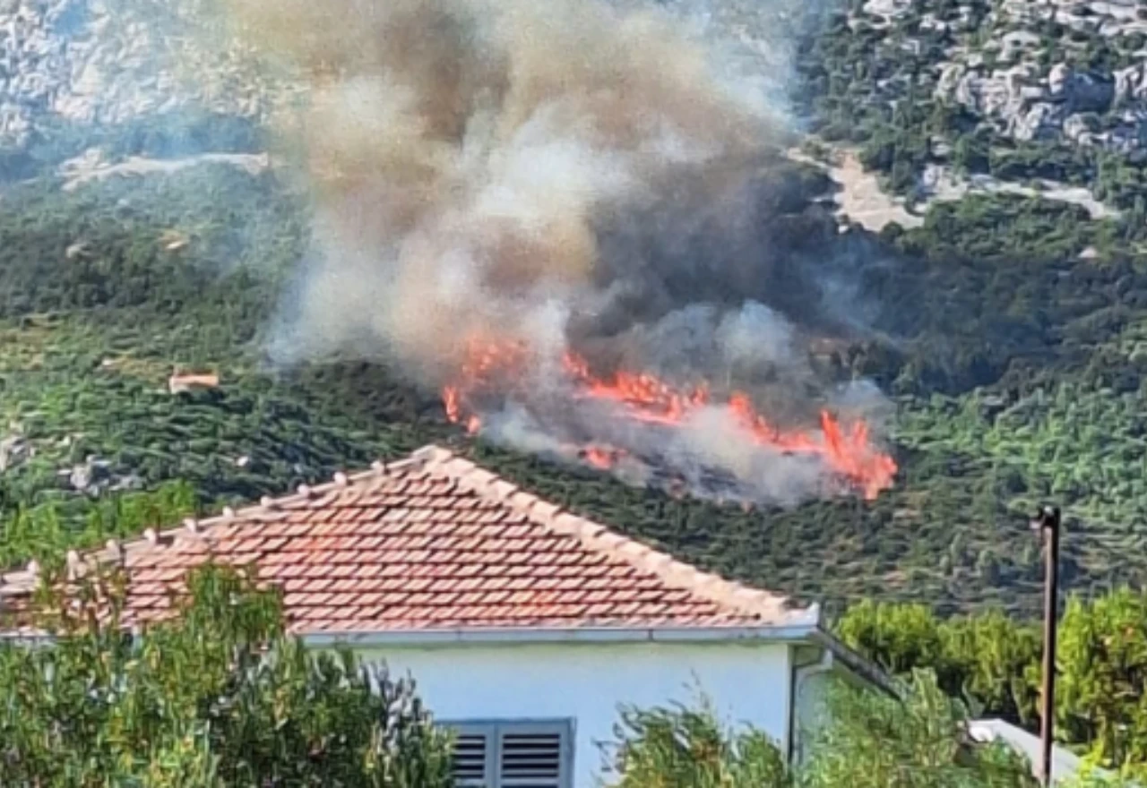 Dva vatrogasna vozila oštećena pri gašenju požara u Kaštel Sućurcu