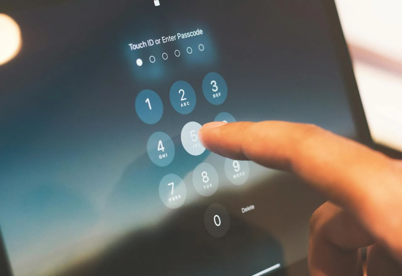 Stiže preklopni iPhone? Apple navodno surađuje sa Samsungom