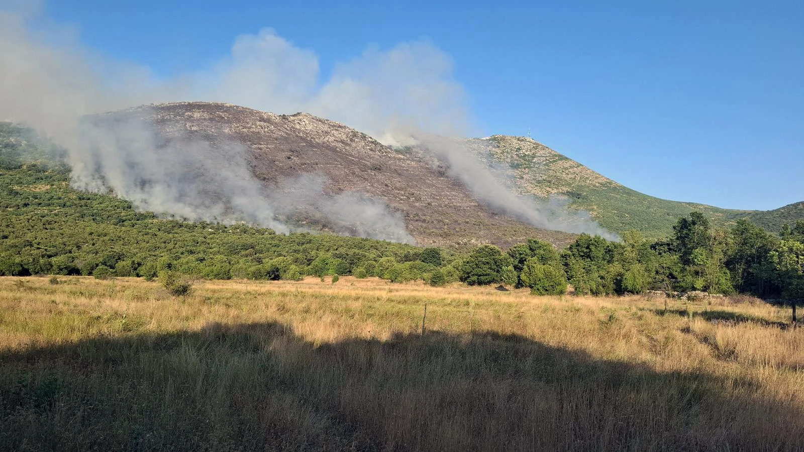 Trebinjska brda u plamenu: Požar gasi stotinu ljudi i helikopter MUP-a RS