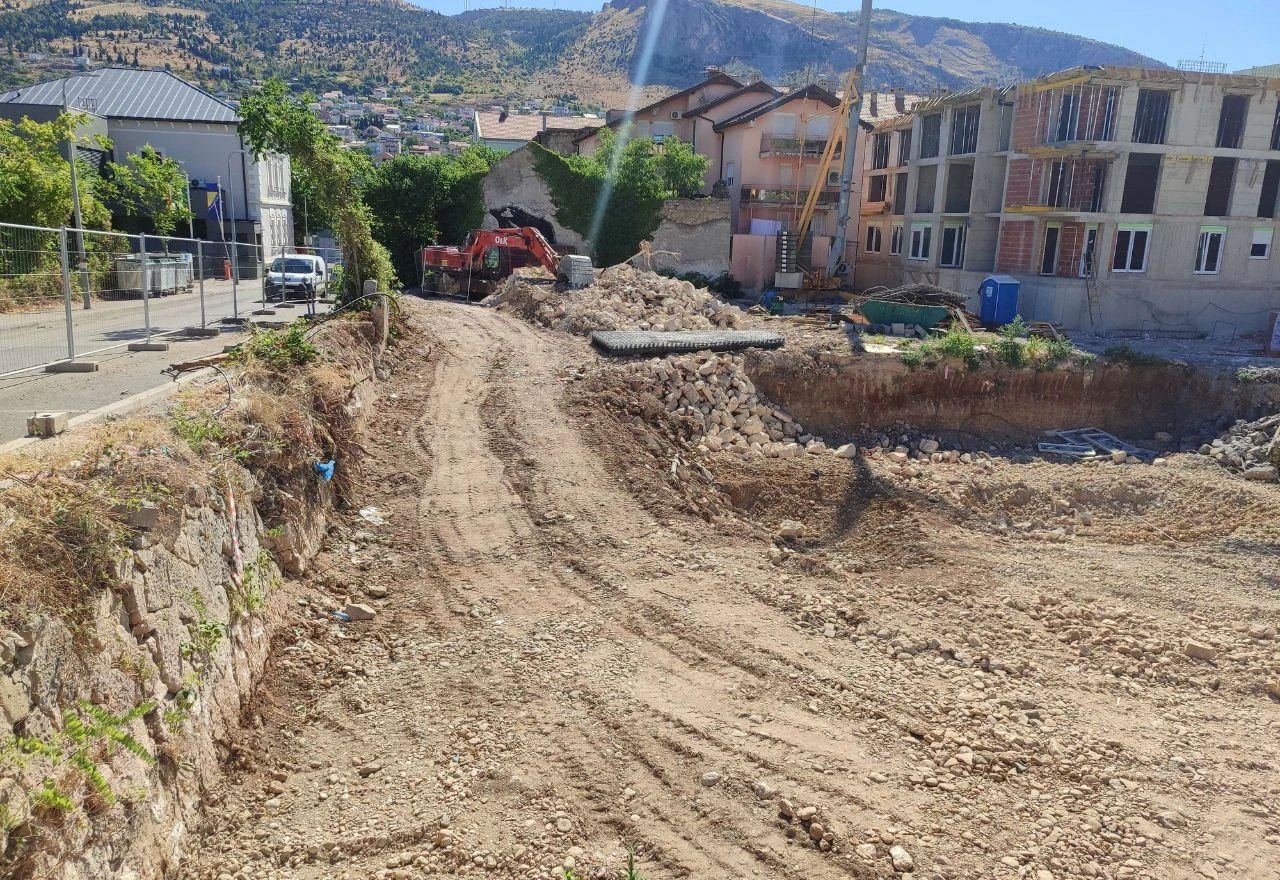 Bageri u akciji: Još jedna zgrada u Mostaru
