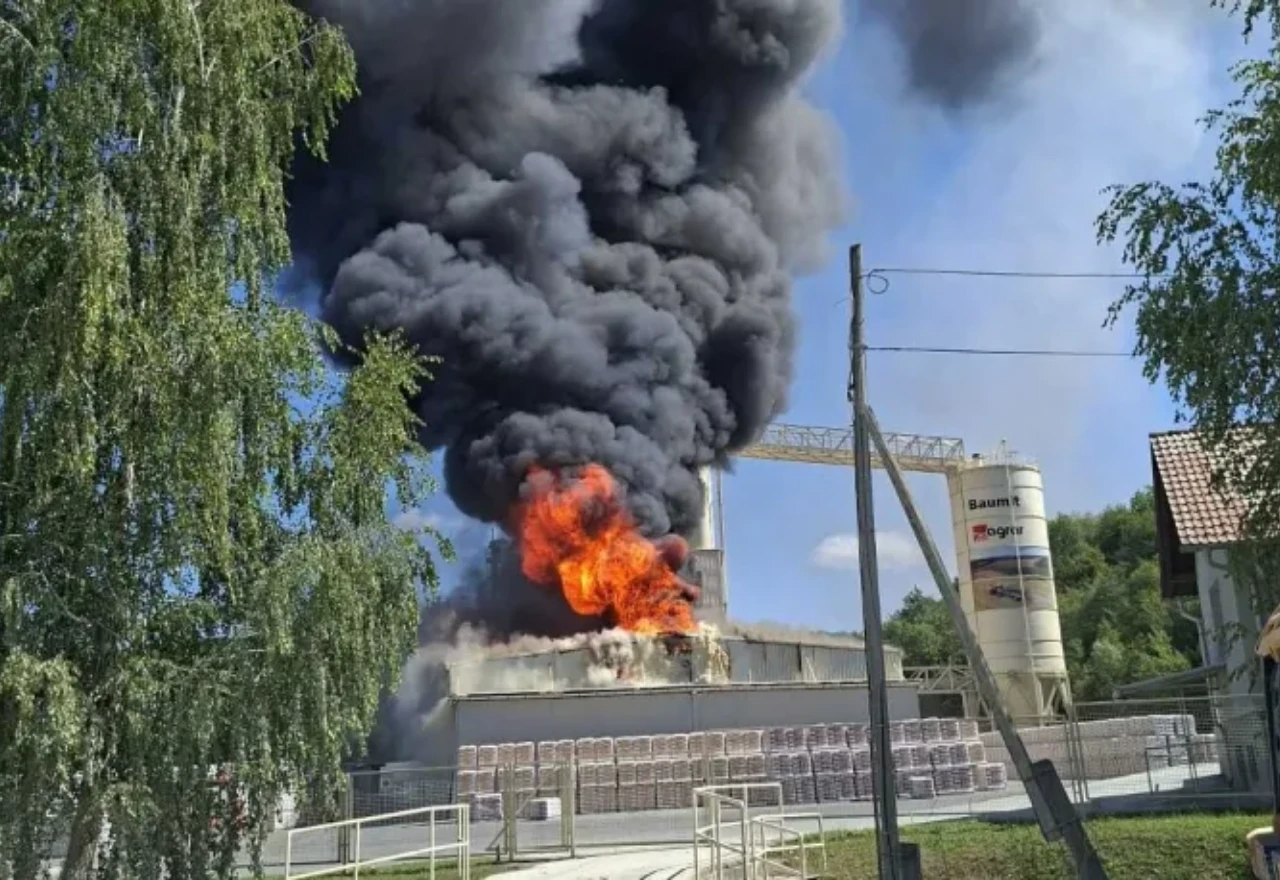 Veliki požar u Baumitovoj tvornici u Hrvatskoj, vatra još nije pod nadzorom